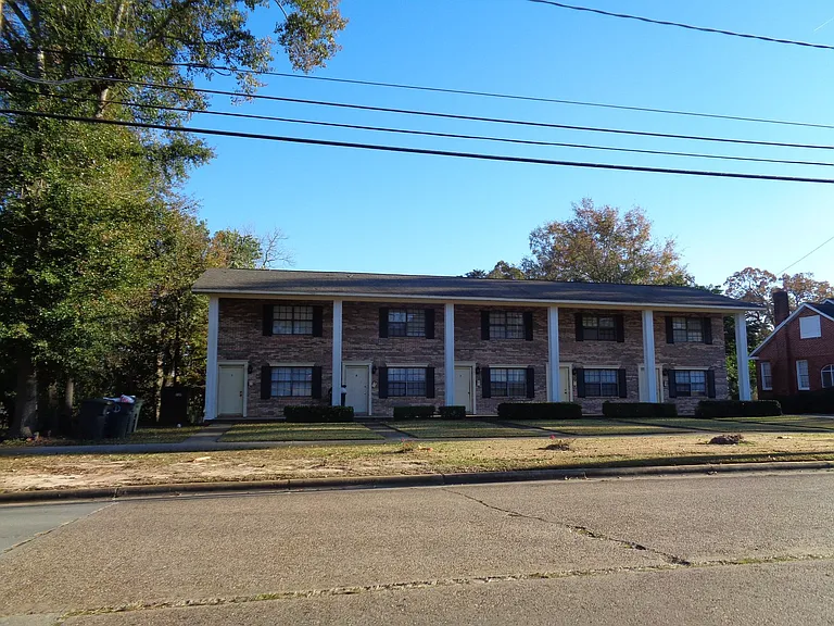 303 W College St — Photo 2