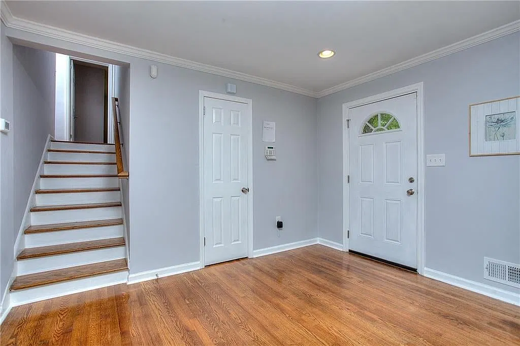 5 bed, 2.5 bath, 2408 sqft, $2,500 — Photo 3