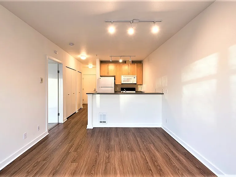 Five 2 Five 1st Ave West — Photo 4