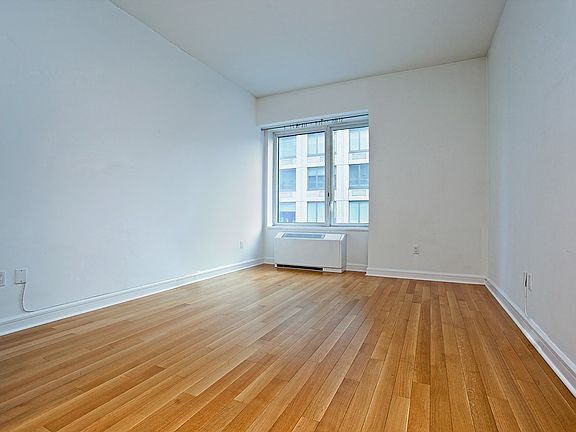 3rd image of 80 Riverside Blvd APT 6F