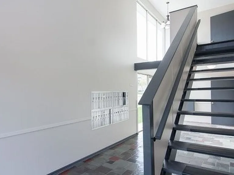 2400 Northwestern Ave — Photo 20