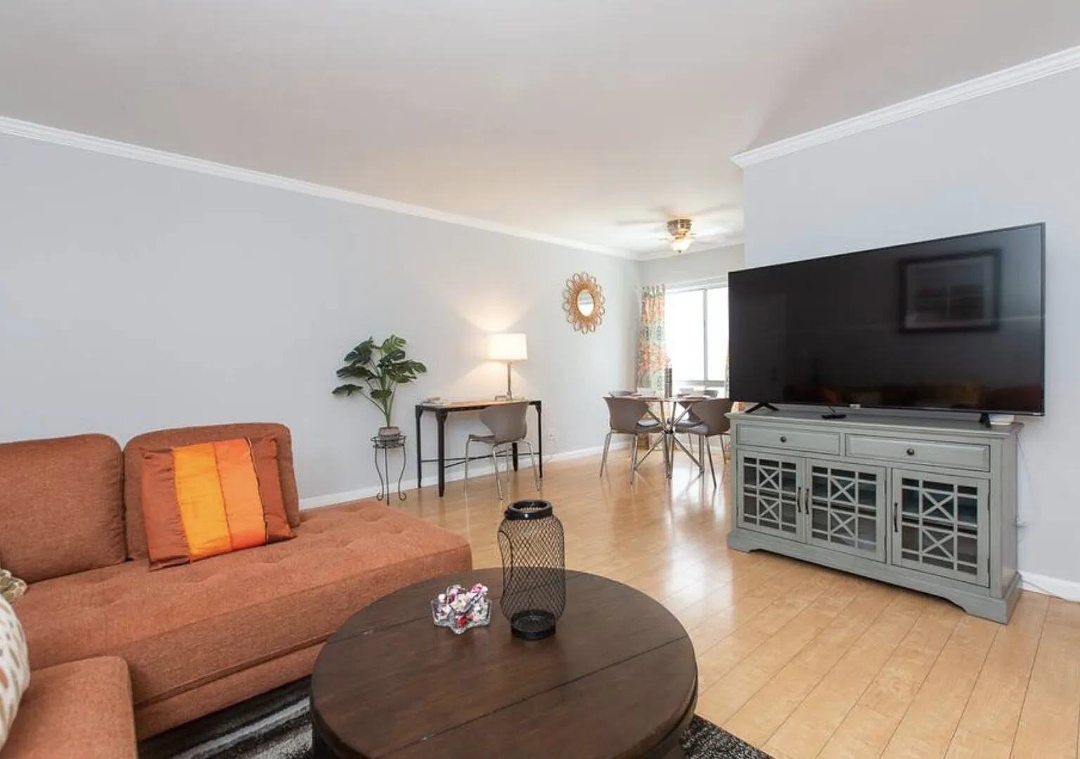Central and Stylish 2 BDRM Apt in Central West Hollywood — Photo 1
