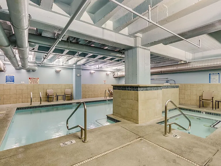 114 W Adams St #610 — Photo 32
