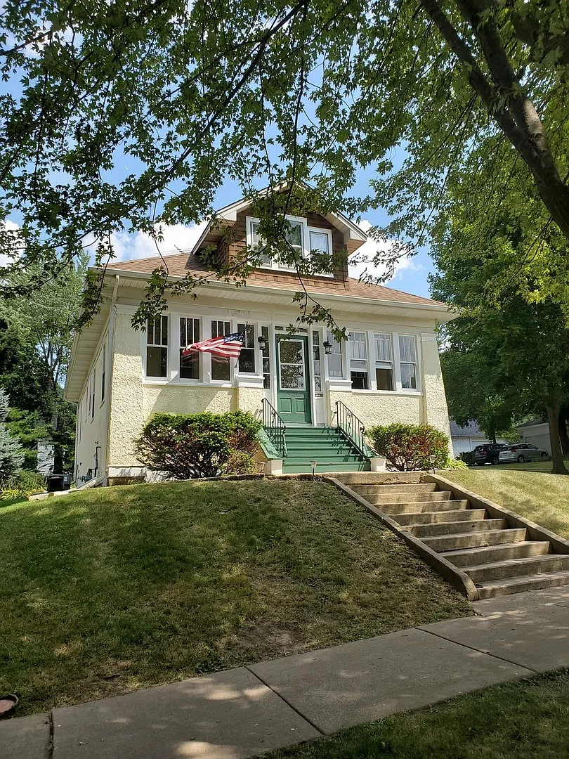 549 Division St photo 1