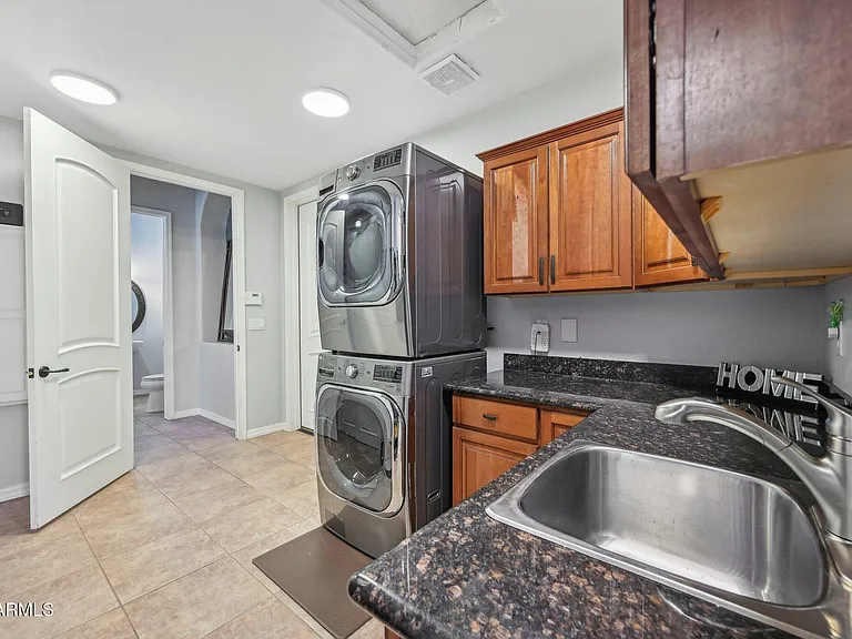 351 N Cloverfield Cir — Photo 36