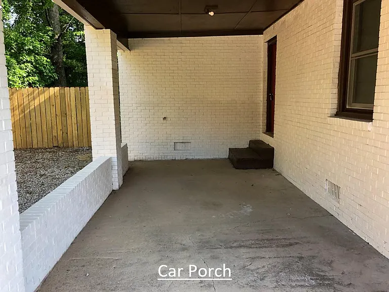 922 Bennett Ave — Photo 2