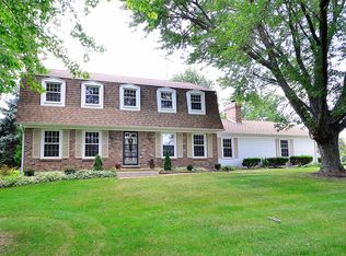 40W447 Longshadow Ln, St Charles, IL 60175