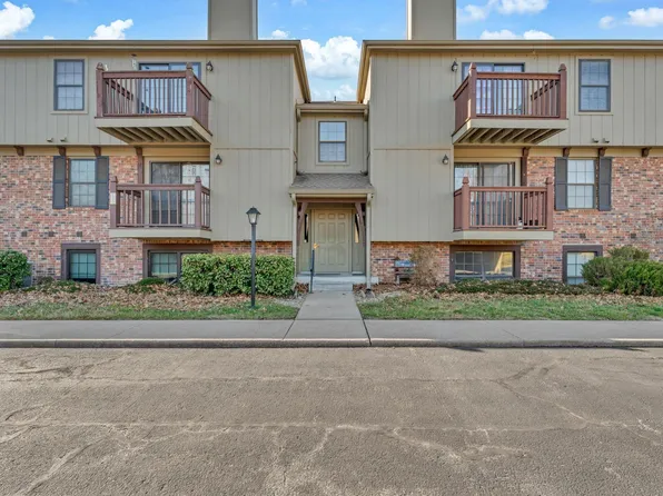 5633 SW Foxcroft South Cir #207, Topeka, KS 66614