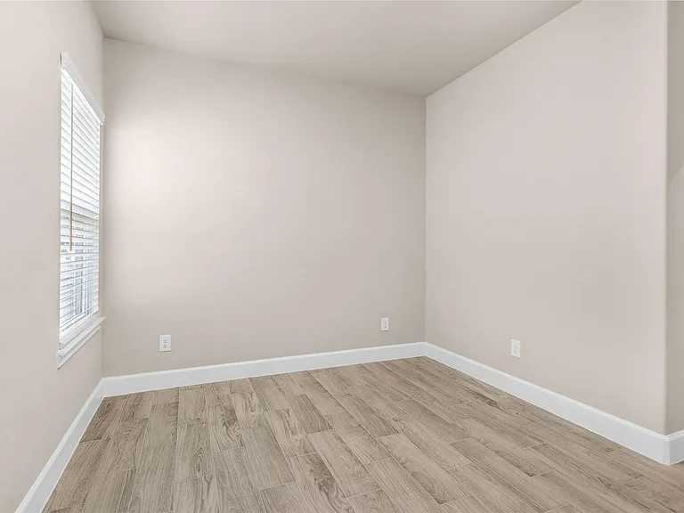 496 Golden St #A — Photo 11