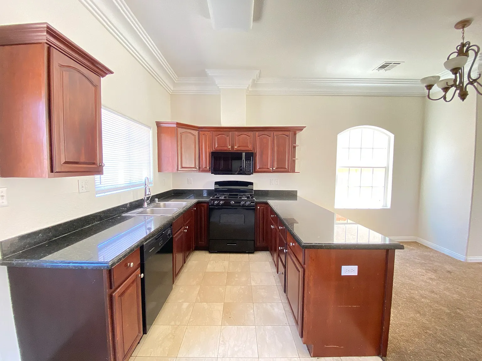 3 bed, 1326 sqft, $2,200 — Photo 3