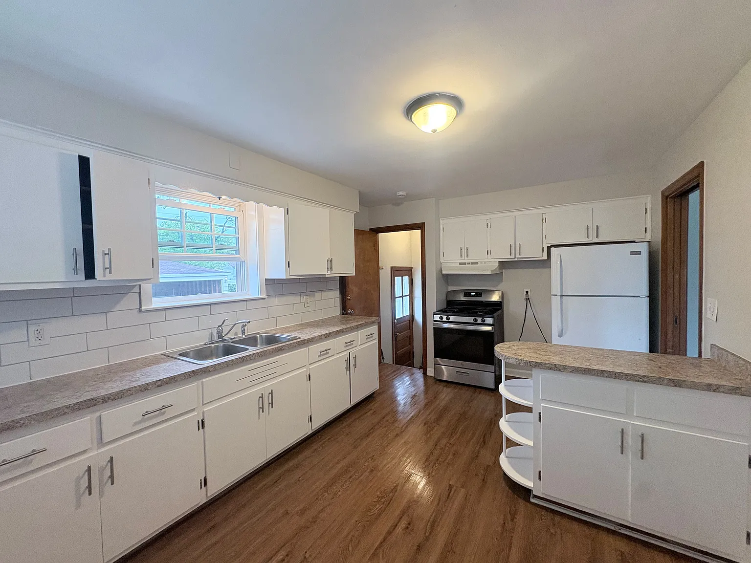 2 bed, 895 sqft, $2,250 — Photo 1