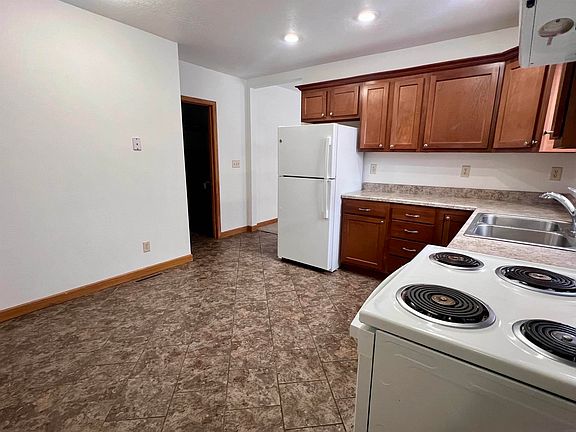 5th image of 707 E 6th St