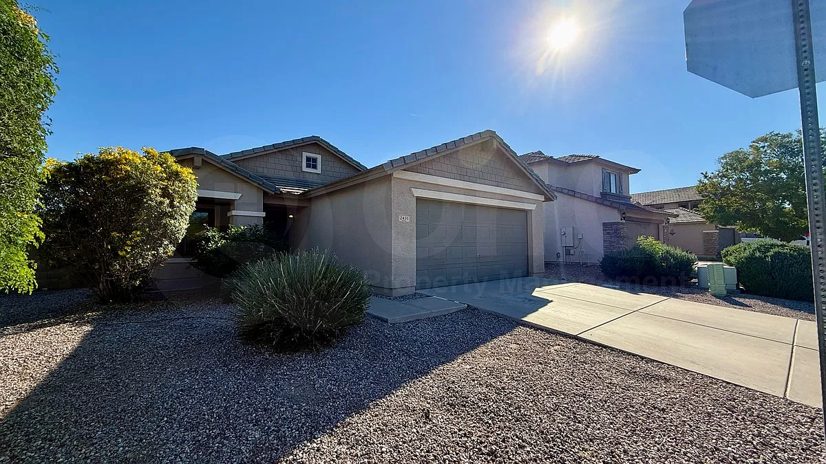 3 bed, 2.0 bath, 1303 sqft, $1,750 — Photo 2