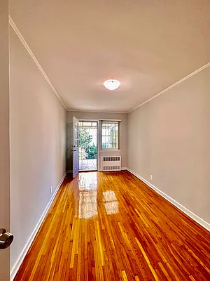 Rented by Zikos Realty Services | media 25