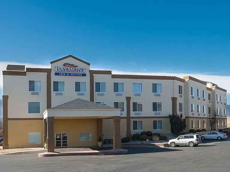 Baymont Inn Colorado Springs — Photo 1