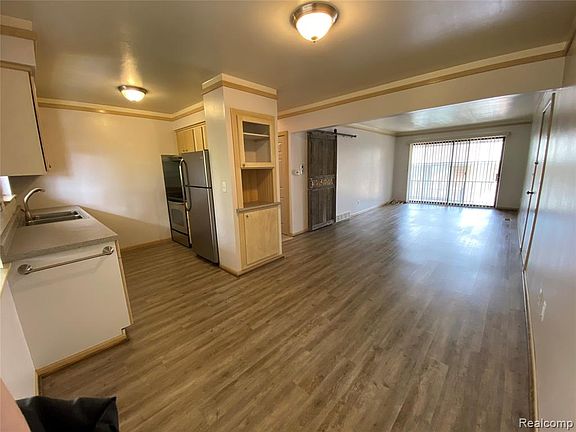 5th image of 500 Ford St #5