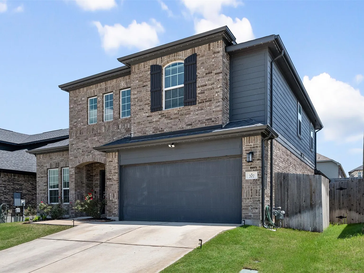 4 bed, 2.5 bath, 2758 sqft, $3,150 — Photo 2