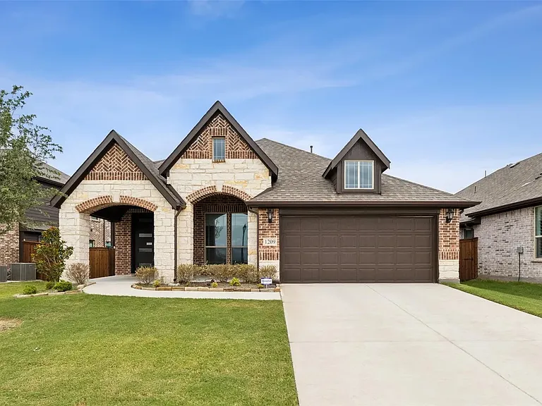 1209 Alexander Dr — Photo 1