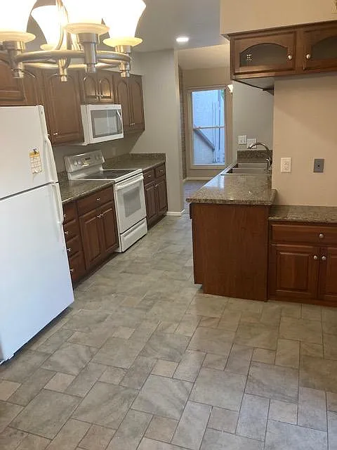 3330 Templeton Gap Rd — Photo 4
