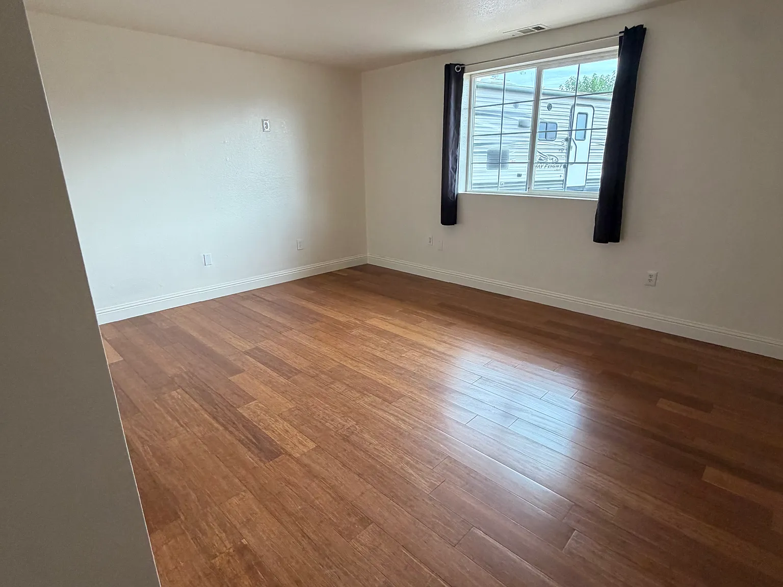 3 bed, 1100 sqft, $2,300 — Photo 2