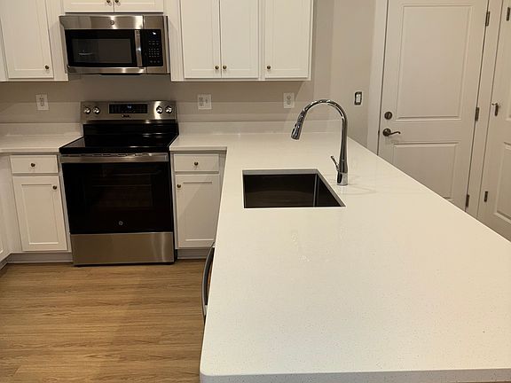 Another shot of the kitchen with all remaining/included appliances.