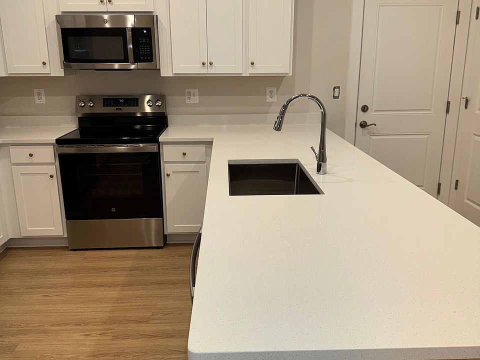 Another shot of the kitchen with all remaining/included appliances.