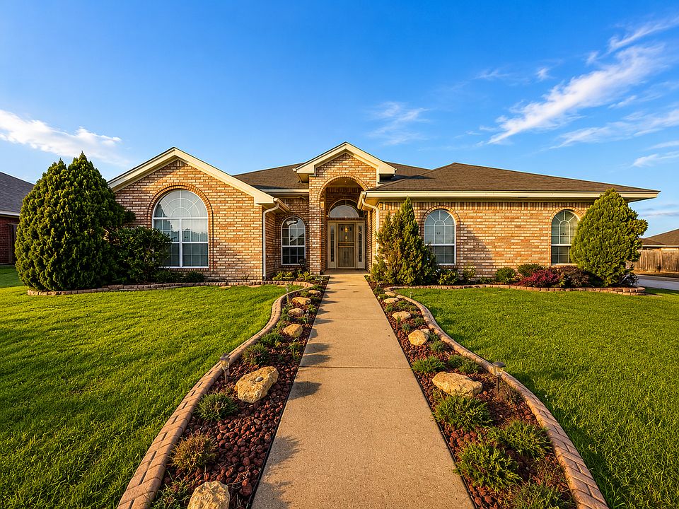 1st image of 2705 Jasmine Ln