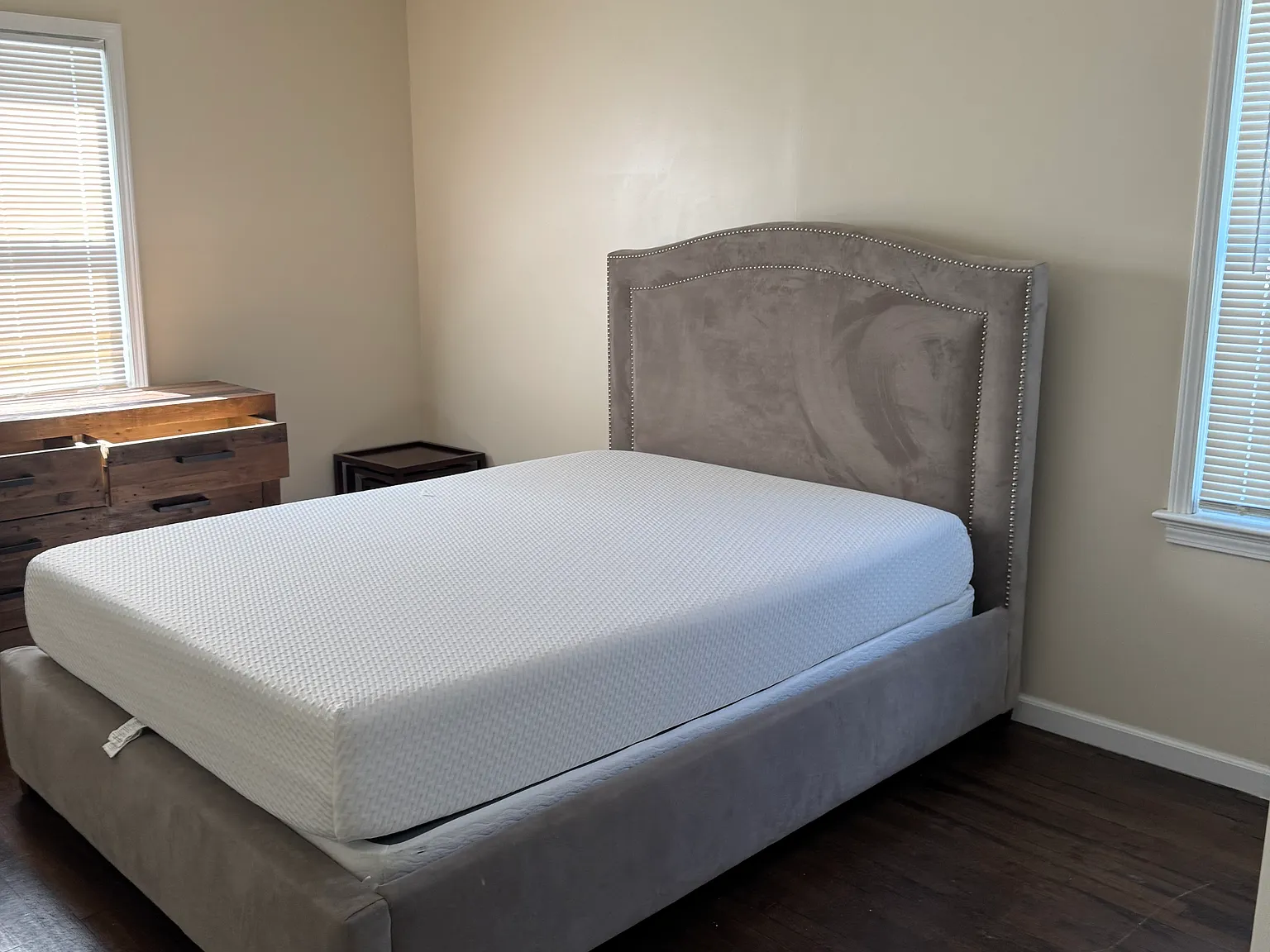 3 bed, 1.5 bath, 1330 sqft, $2,500 — Photo 2