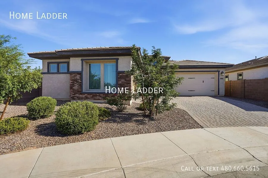 Stunning 5 Bedroom Home with Private Casita, Office & 3-Car Garage in La Mira — Photo 2