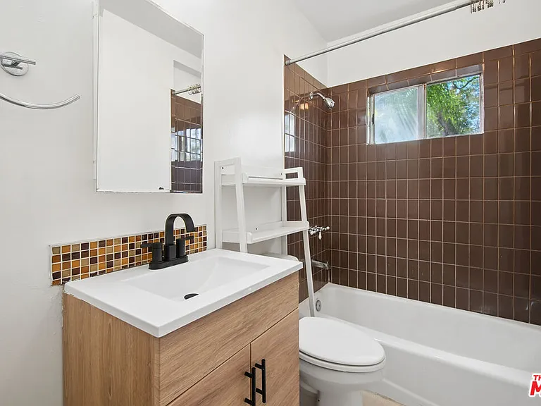 2515 Elsinore St — Photo 9