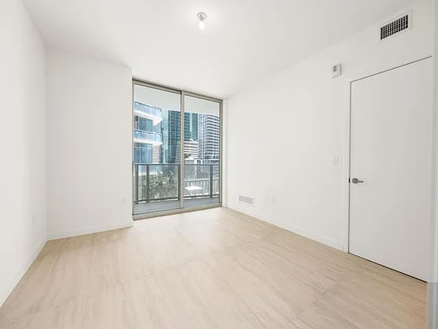 77 SE 5th St #5 — Photo 10