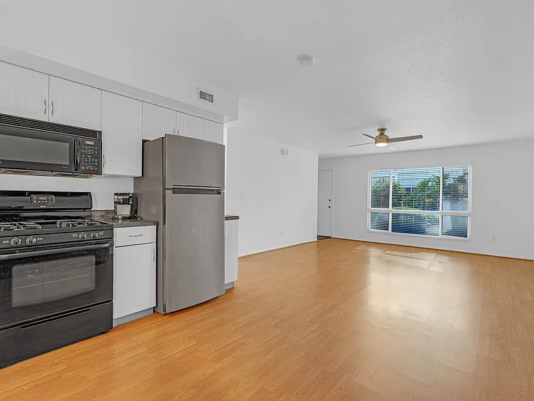 1434 Highland Ave #10 — Photo 6
