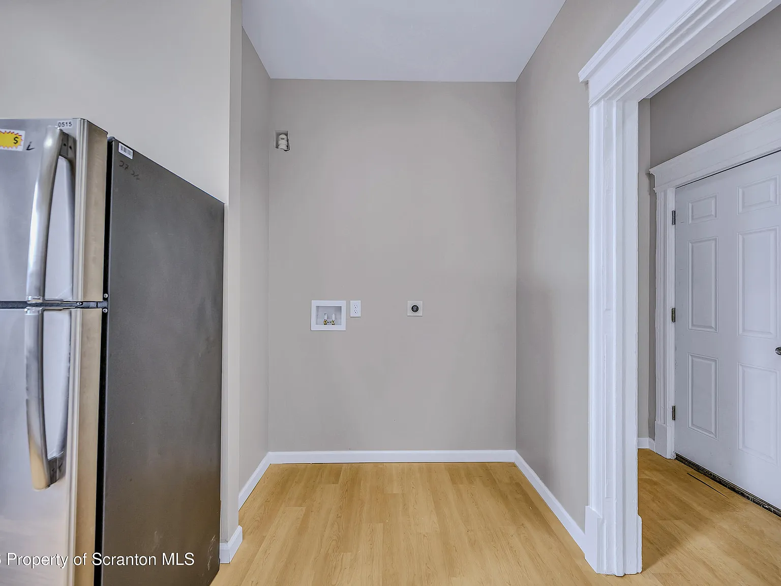 1 bed, 1.0 bath, 1271 sqft, $995 — Photo 2