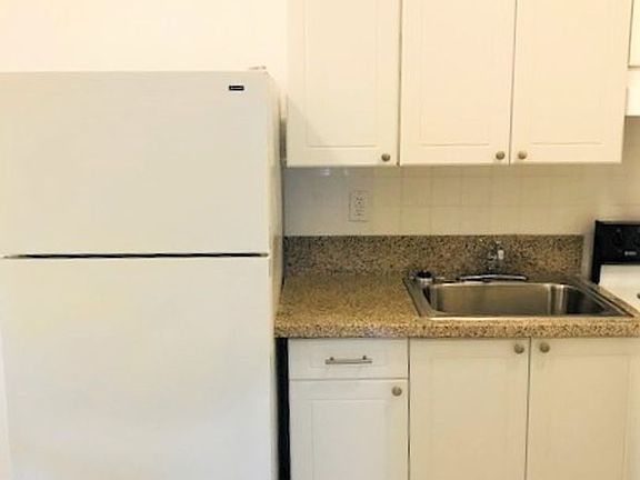 5th image of 306-314 N Lakeside Ct APT A6