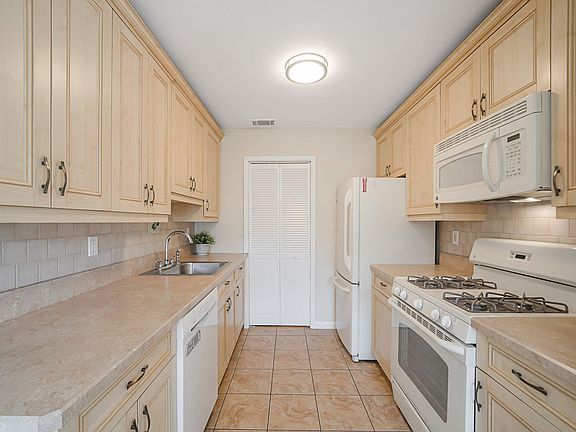 3rd image of 186 Storm Dr #86