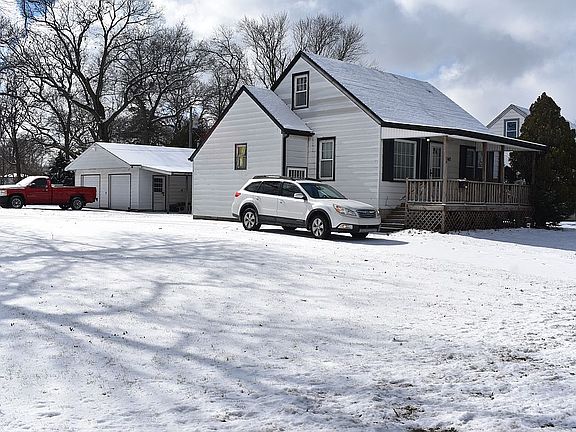 Sets on 1 1/2 corner lot