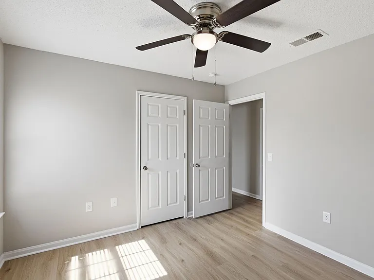Englewood Apartments — Photo 21