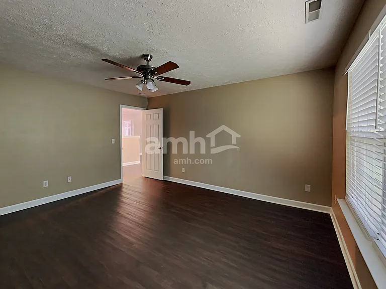 8028 Meadowview Ln — Photo 11
