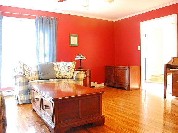 Living room (16'11" x 13'1")