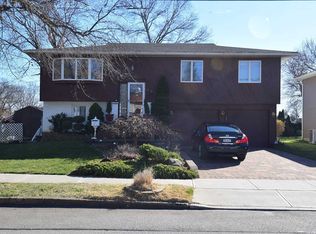 1727 Roberta Ln, Merrick, NY 11566