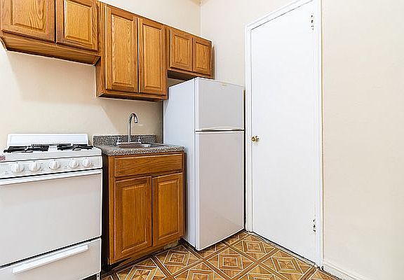 2nd image of 348 E 92nd St #1D