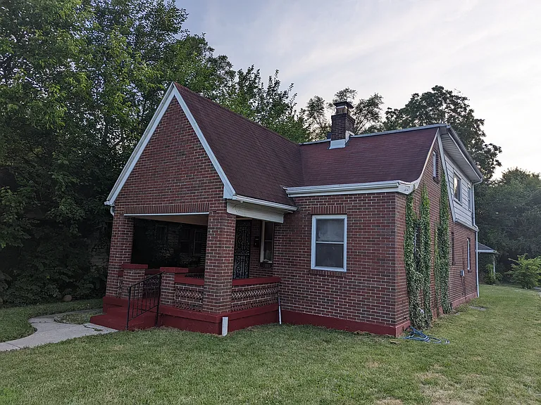 945 Vernon Dr — Photo 2
