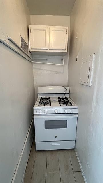 2nd image of 1664 Arlington Ave #8