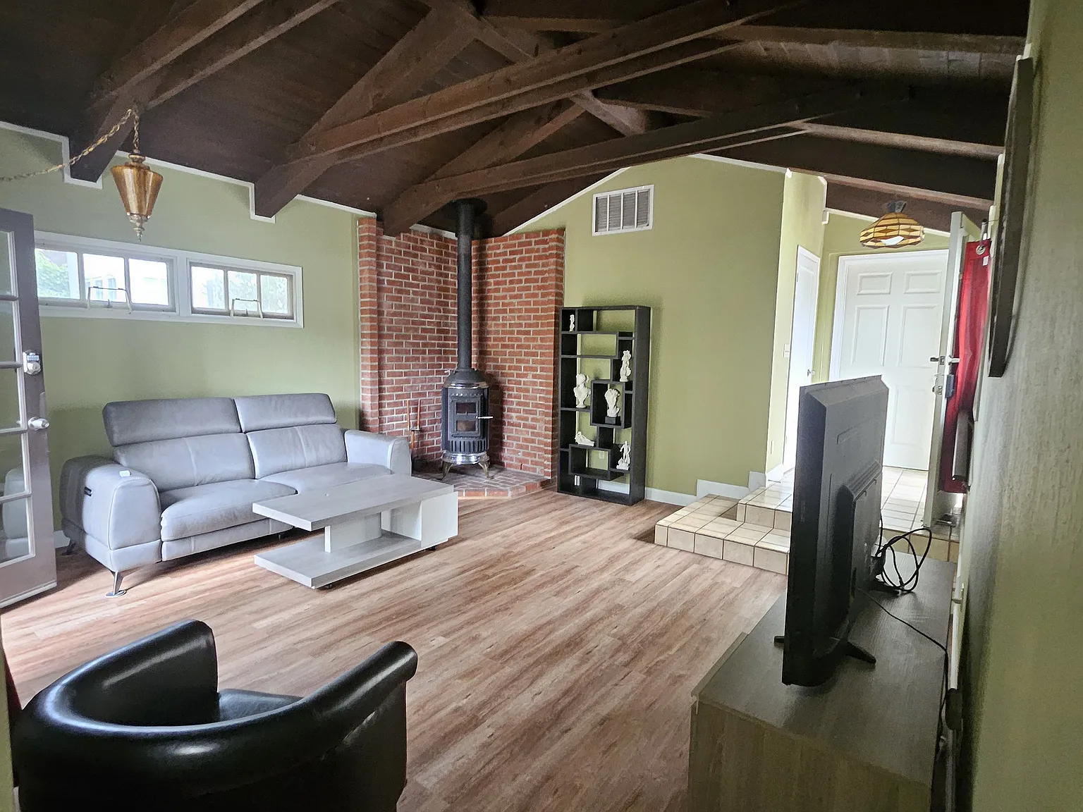 Columbian Dr, Oakland — Photo 1