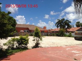 7175 N Oakmont Dr, Hialeah, FL 33015