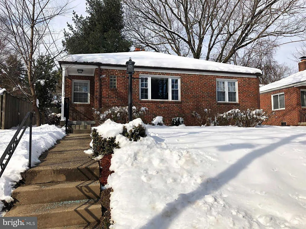9912 Markham St photo 1