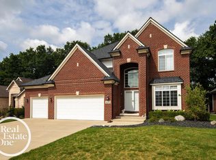 43711 Grouse Dr, Clinton Township, MI 48038