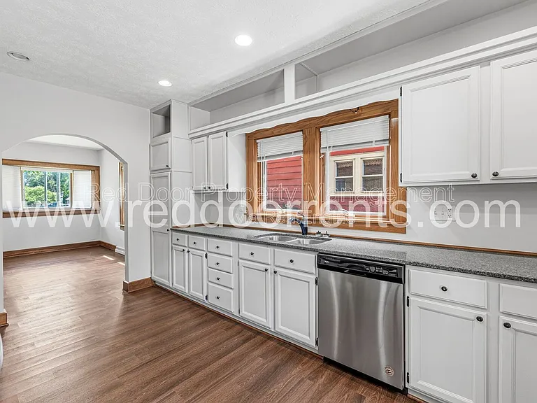 412 N Merrill St — Photo 8
