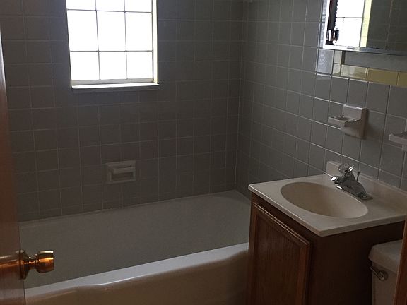 3rd image of 3267 Winthrop Dr