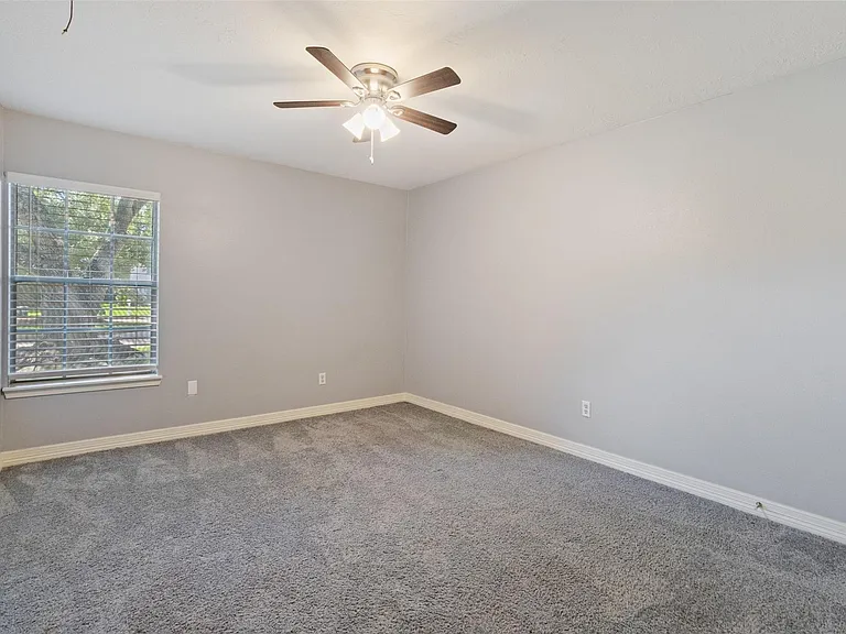 210 Pecan Valley Ct — Photo 19